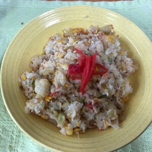 キャベツと玉ねぎ入りのカニカマ炒飯